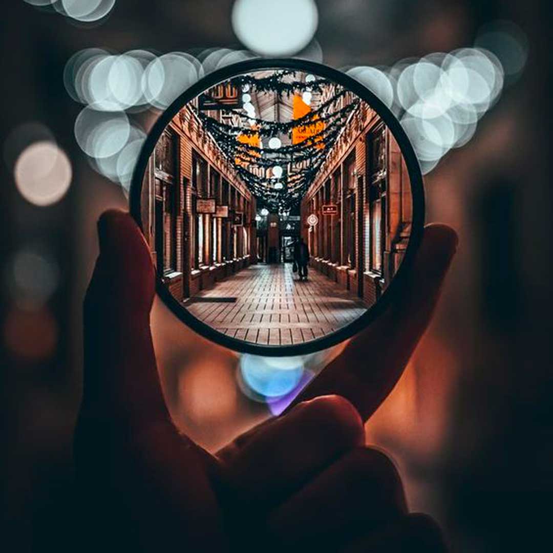 astronauta su Marte con un telescopio